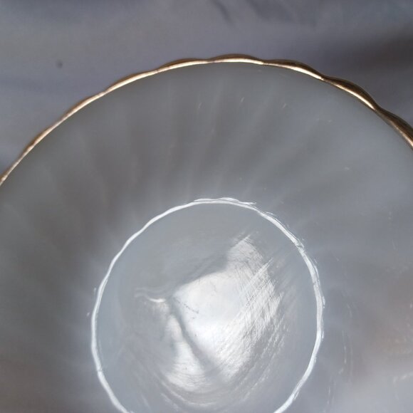 Vintage Anchor Hocking 4 Small Fruit Bowls Swirl White Gold Milk Glass Suburbia - Picture 5 of 7